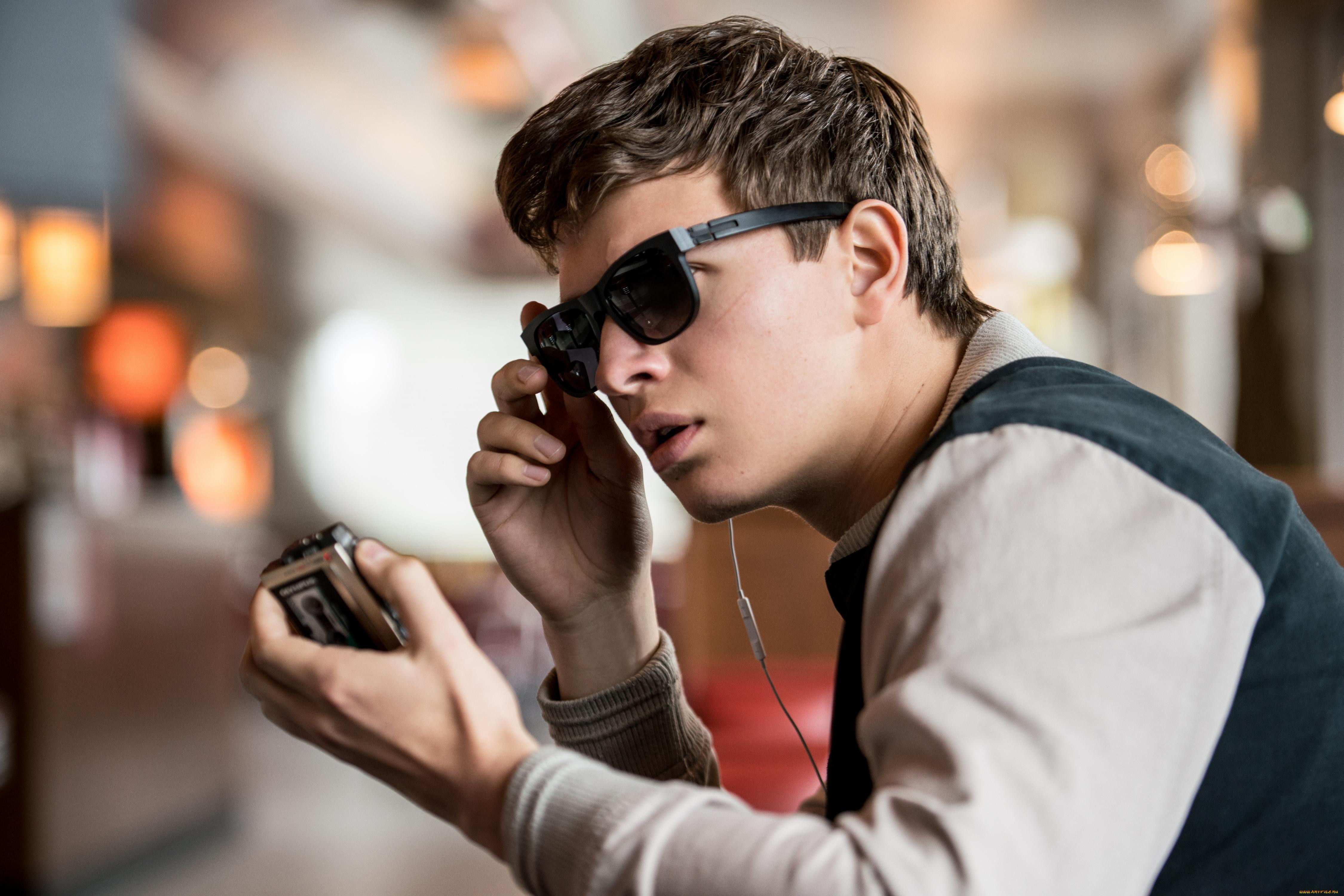 Обои Кино Фильмы Baby Driver, обои для рабочего стола, фотографии кино  фильмы, baby driver, плейер, парень, энсел, элгорт, baby, driver, ansel,  elgort, очки Обои для рабочего стола, скачать обои картинки заставки на